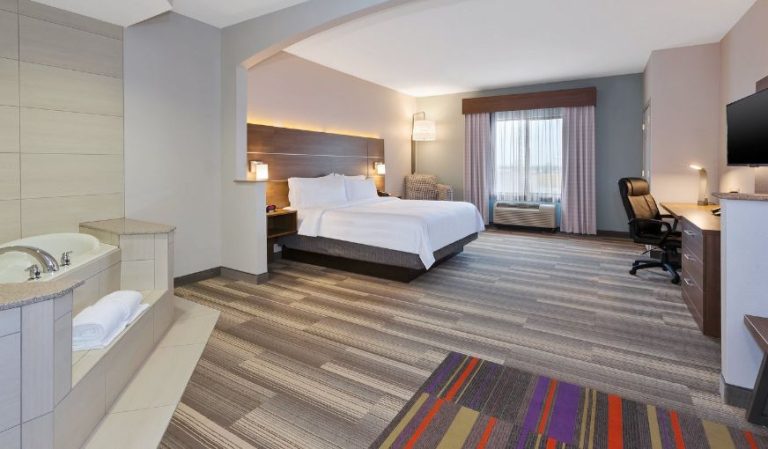 Holiday Inn Express & Suites Warminster – Horsham, an IHG Hotel