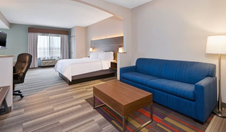 Holiday Inn Express & Suites Warminster – Horsham, an IHG Hotel