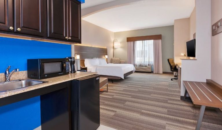 Holiday Inn Express & Suites Warminster – Horsham, an IHG Hotel