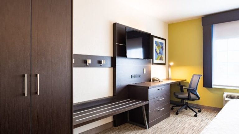 Holiday Inn Express & Suites Evanston, an IHG Hotel