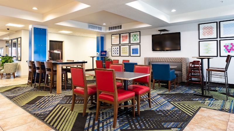 Holiday Inn Express & Suites Evanston, an IHG Hotel, room with private jacuzzi, photo 6