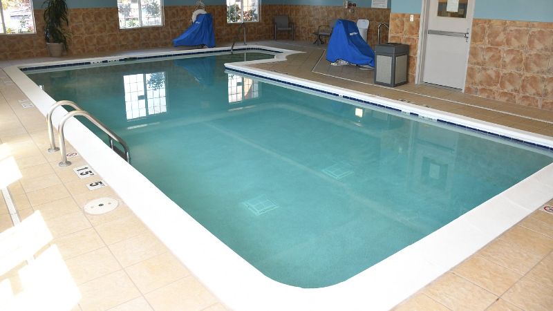 Holiday Inn Express & Suites Evanston, an IHG Hotel, room with private jacuzzi, photo 7