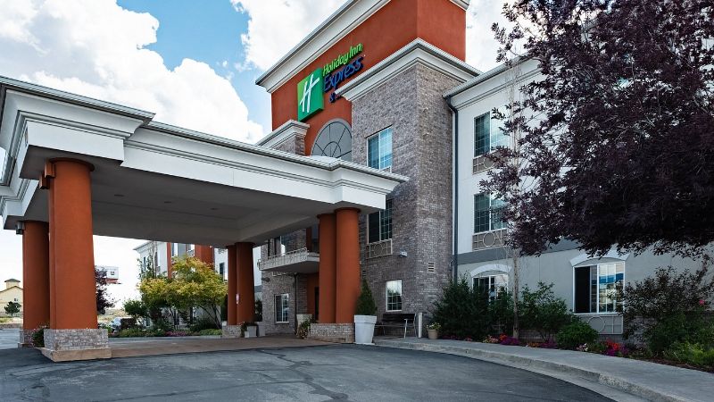 Holiday Inn Express & Suites Evanston, an IHG Hotel, room with private jacuzzi, photo 8