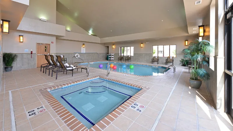 Holiday Inn Express & Suites Gillette, an IHG Hotel, room with private jacuzzi, photo 7