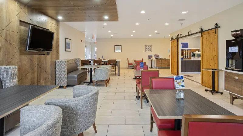 Holiday Inn Express & Suites Torrington, an IHG Hotel, room with private jacuzzi, photo 6