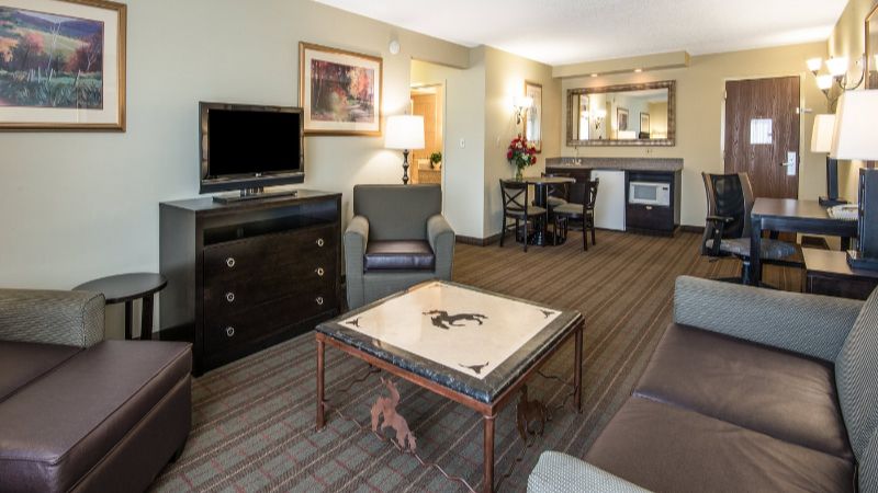 Holiday Inn Riverton-Convention Center, an IHG Hotel, room with private jacuzzi, photo 3