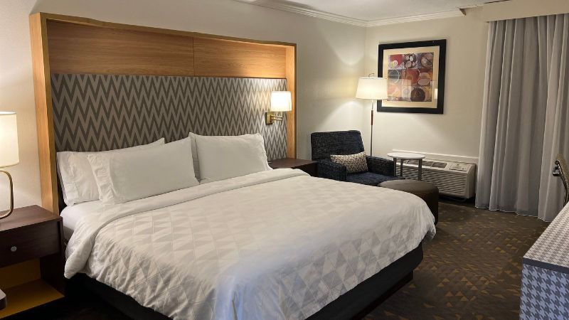 Holiday Inn Rock Springs, an IHG Hotel, room with private jacuzzi, photo 2