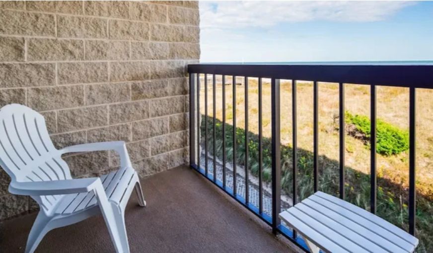 Home2 Suites by Hilton Outer Banks Kill Devil Hills, room with private jacuzzi, photo 6