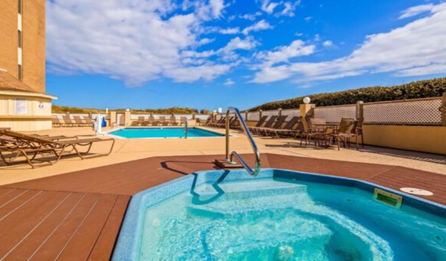 Home2 Suites by Hilton Outer Banks Kill Devil Hills, room with private jacuzzi, photo 7
