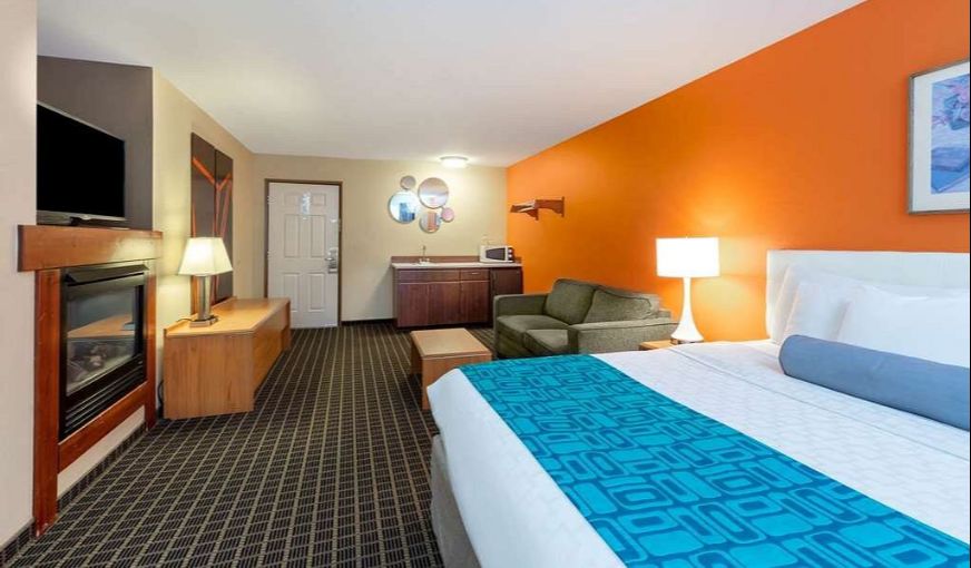 Howard Johnson by Wyndham Leavenworth, room with private jacuzzi, photo 2