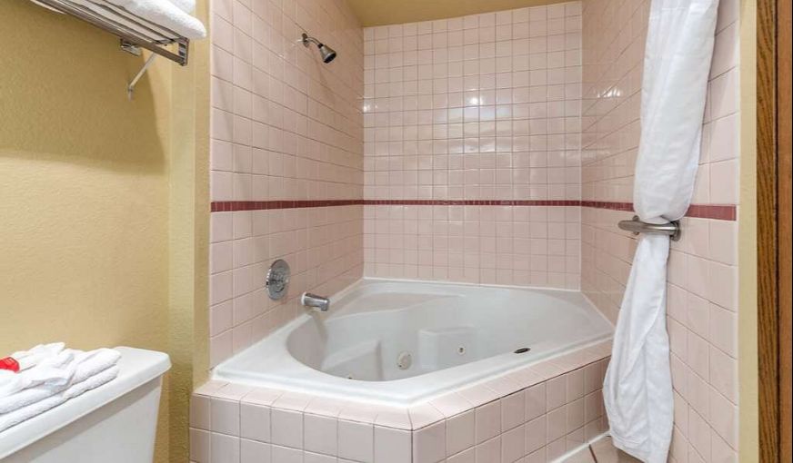 Howard Johnson by Wyndham Leavenworth, room with private jacuzzi, photo 1