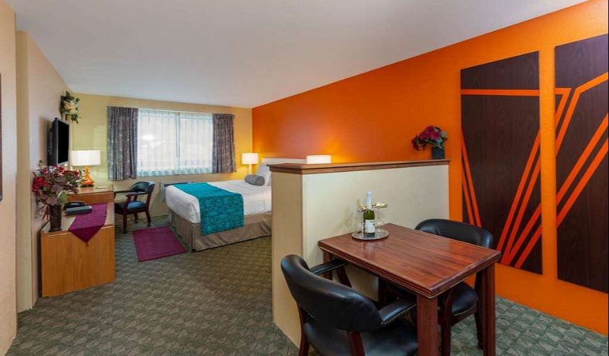 Howard Johnson by Wyndham Leavenworth, room with private jacuzzi, photo 3