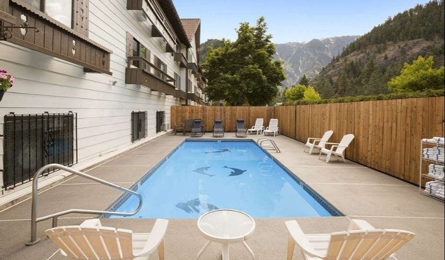 Howard Johnson by Wyndham Leavenworth, room with private jacuzzi, photo 4