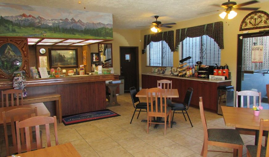 Howard Johnson by Wyndham Leavenworth, room with private jacuzzi, photo 5