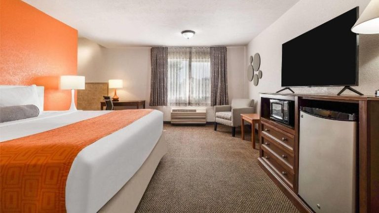 Howard Johnson by Wyndham Oacoma Hotel & Suites
