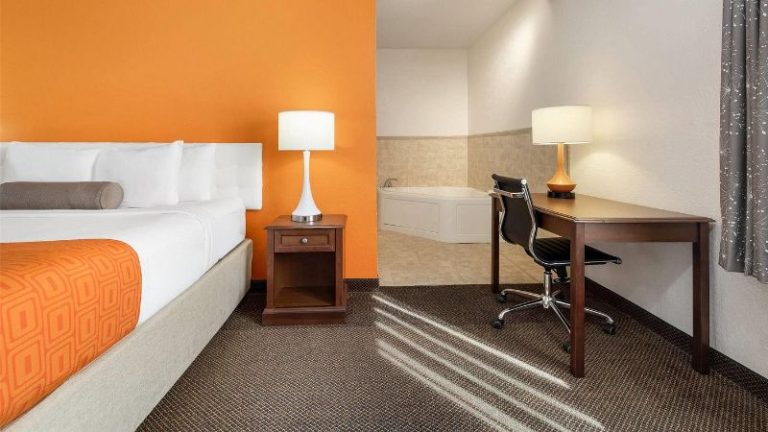 Howard Johnson by Wyndham Oacoma Hotel & Suites