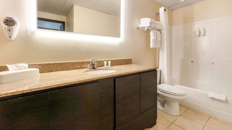 Howard Johnson by Wyndham Oacoma Hotel & Suites
