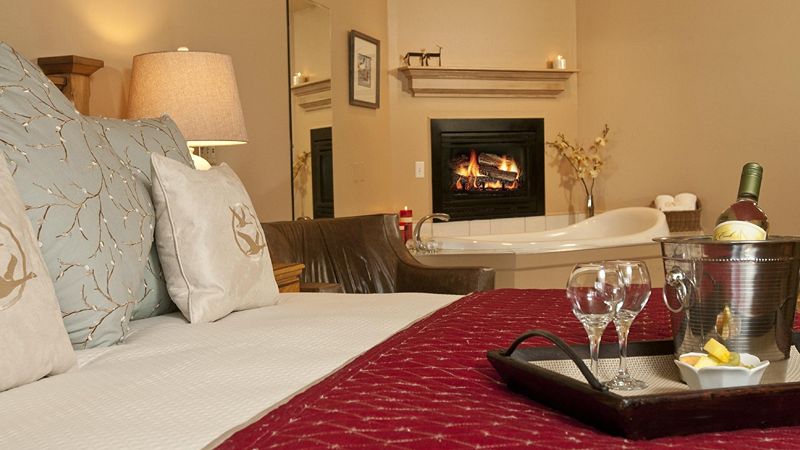 Inn on the Creek 2 - jacuzzi hotel room