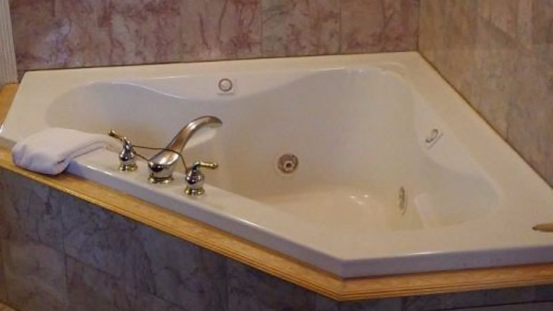 Kenai River Suites, room with private jacuzzi, photo 1