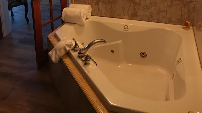 Kenai River Suites, room with private jacuzzi, photo 2