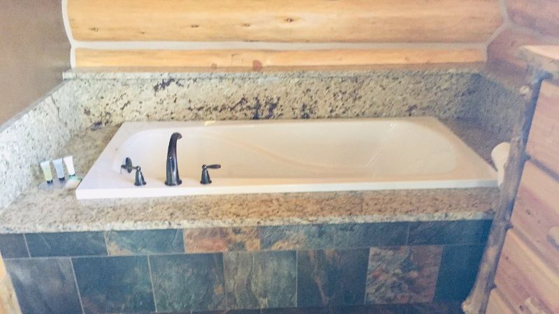 Kodiak Mountain Resort1 - jacuzzi hotel room