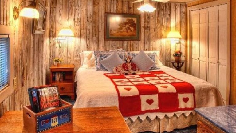 Kuebler Waldrip Haus and Danville School Bed and Breakfast