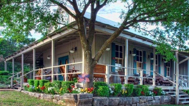 Kuebler Waldrip Haus and Danville School Bed and Breakfast, room with private jacuzzi, photo 5