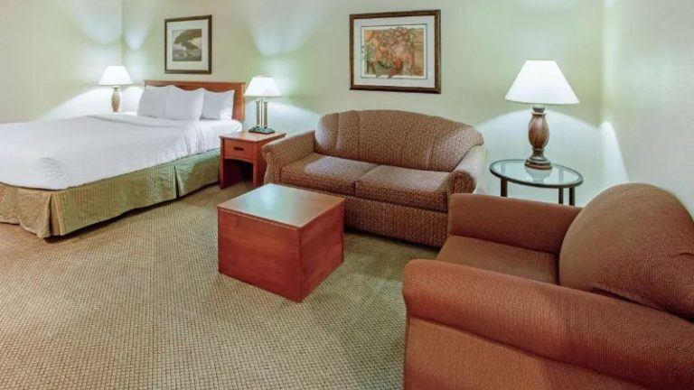 La Quinta Inn & Suites by Wyndham Appleton College Avenue