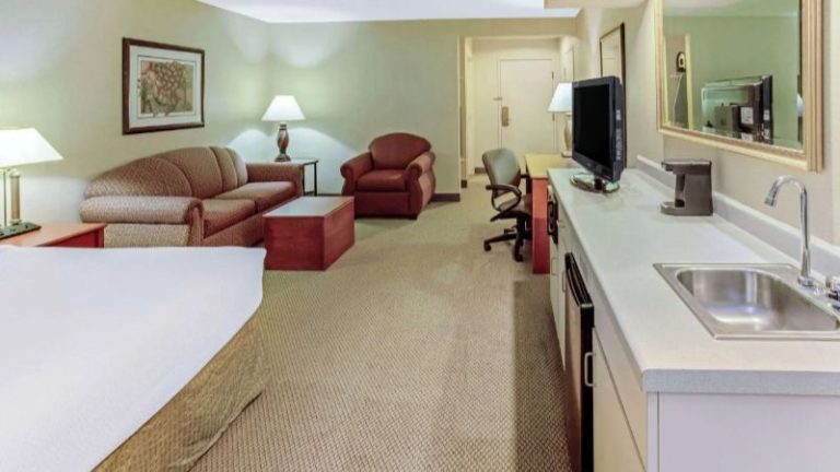 La Quinta Inn & Suites by Wyndham Appleton College Avenue