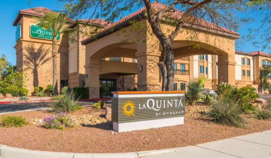 La Quinta Inn & Suites by Wyndham Las Vegas Airport South, room with private jacuzzi, photo 6