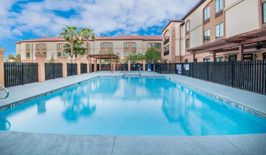 La Quinta Inn & Suites by Wyndham Las Vegas Airport South, room with private jacuzzi, photo 8