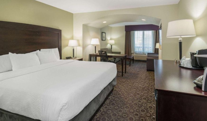La Quinta Inn & Suites by Wyndham Las Vegas Airport South, room with private jacuzzi, photo 5