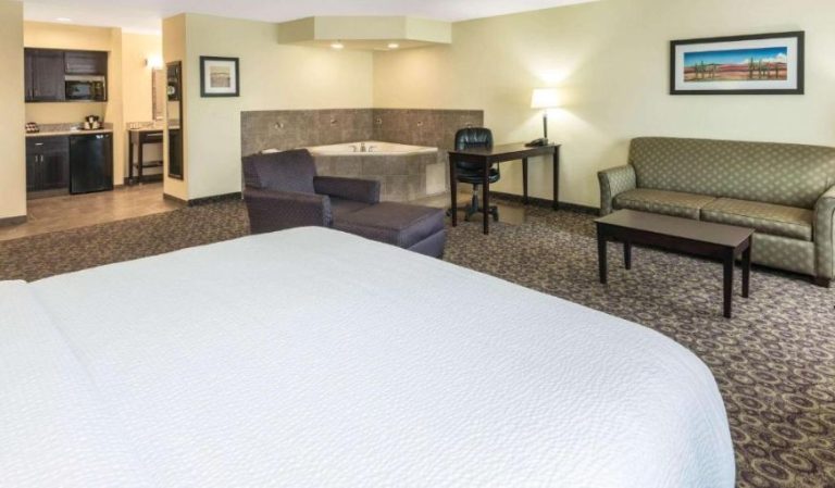 La Quinta Inn & Suites by Wyndham Las Vegas Airport South