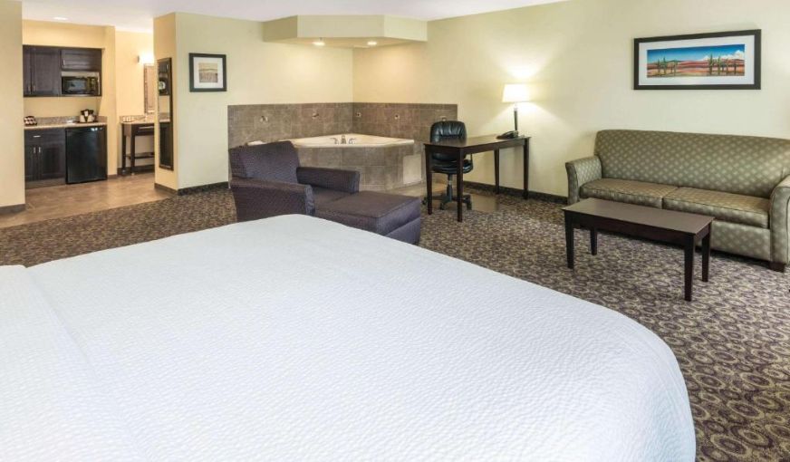 La Quinta Inn & Suites by Wyndham Las Vegas Airport South, room with private jacuzzi, photo 3