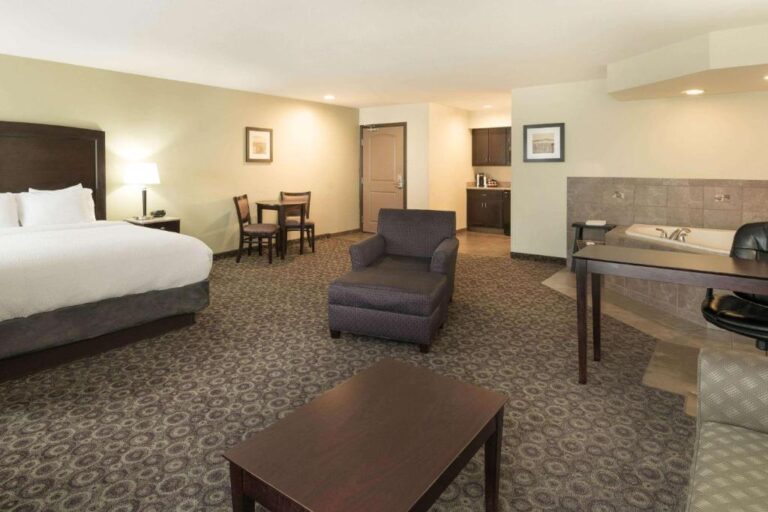 La Quinta Inn & Suites by Wyndham Las Vegas Airport South