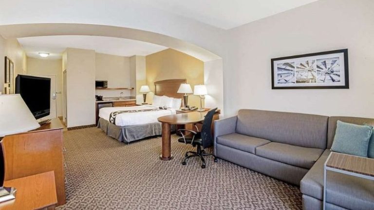 La Quinta Inn & Suites by Wyndham Lawton / Fort Sill