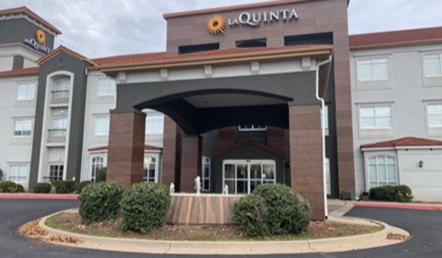 La Quinta Inn & Suites by Wyndham Okc North – Quail Springs, room with private jacuzzi, photo 4