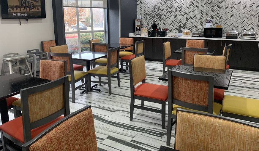 La Quinta Inn & Suites by Wyndham Okc North – Quail Springs, room with private jacuzzi, photo 6