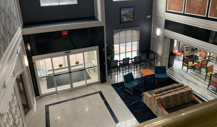 La Quinta Inn & Suites by Wyndham Okc North – Quail Springs, room with private jacuzzi, photo 8