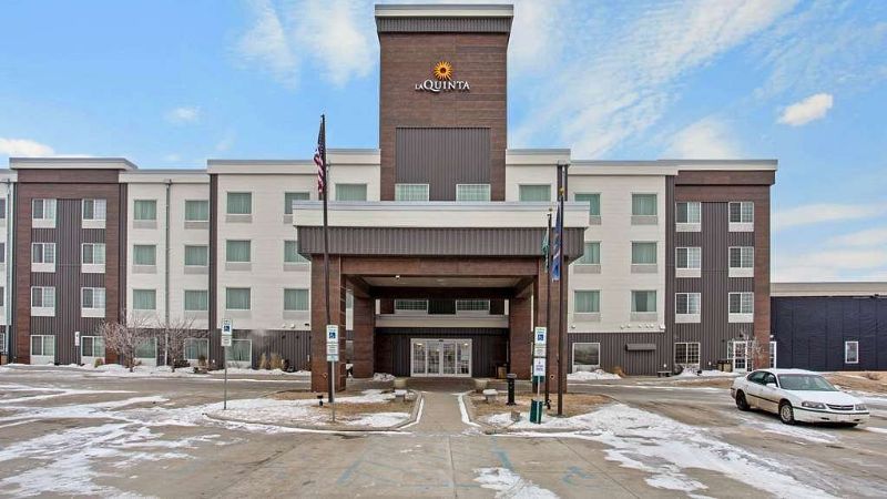 La Quinta Inn & Suites by Wyndham Bismarck, room with private jacuzzi, photo 6
