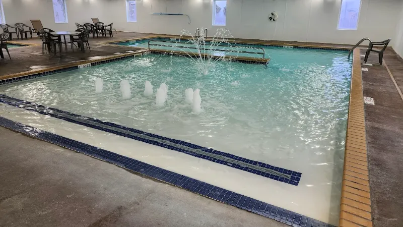 La Quinta Inn & Suites by Wyndham Bismarck, room with private jacuzzi, photo 7