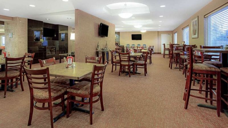 La Quinta Inn & Suites by Wyndham Bismarck, room with private jacuzzi, photo 8