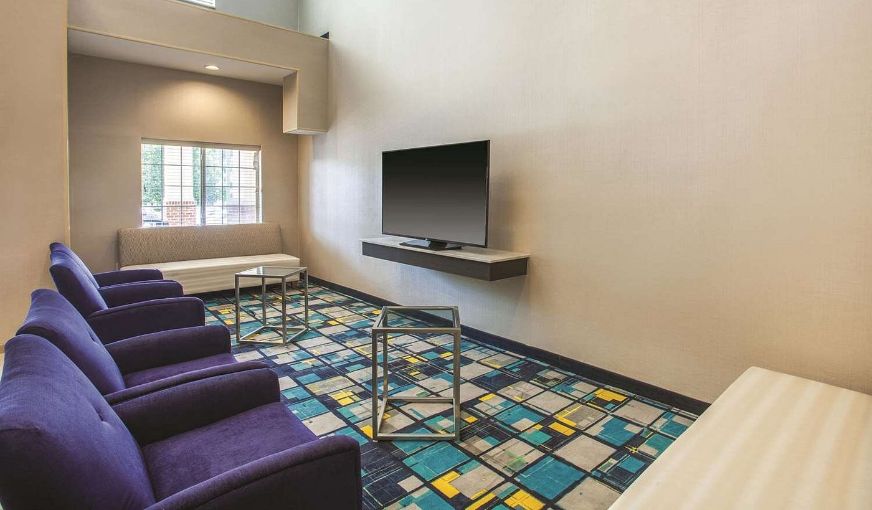 La Quinta Inn by Wyndham Richmond South, room with private jacuzzi, photo 6