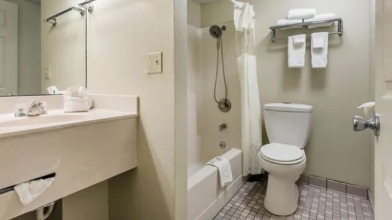 Lamplighter Inn & Suites South, room with private jacuzzi, photo 4