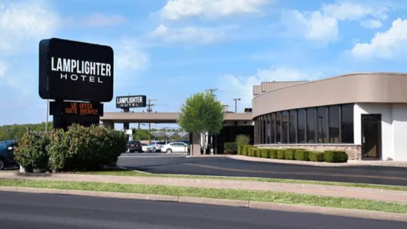 Lamplighter Inn & Suites South, room with private jacuzzi, photo 5