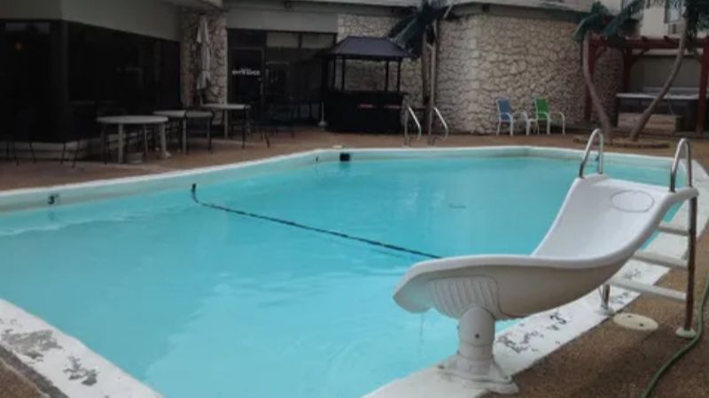 Lamplighter Inn & Suites South, room with private jacuzzi, photo 6