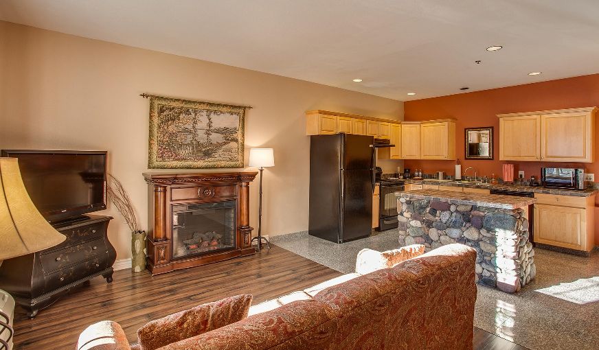 Leavenworth Village Inn, room with private jacuzzi, photo 6