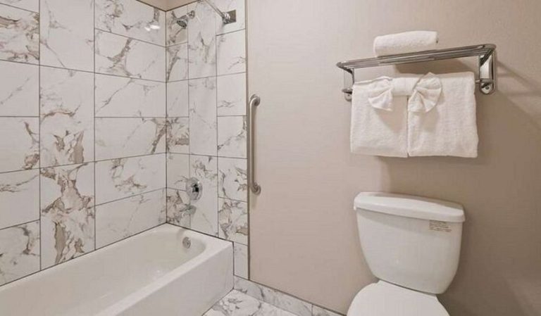 Lighthouse Suites Inn