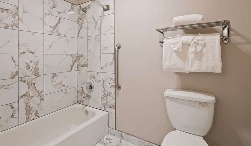 Lighthouse Suites Inn, room with private jacuzzi, photo 4