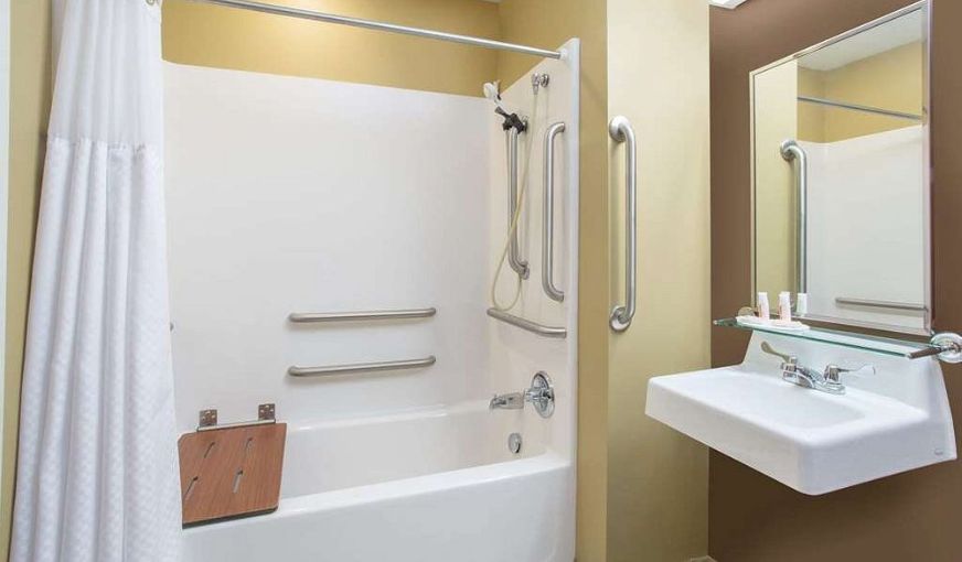 Microtel Inn & Suites by Wyndham Mansfield, room with private jacuzzi, photo 2